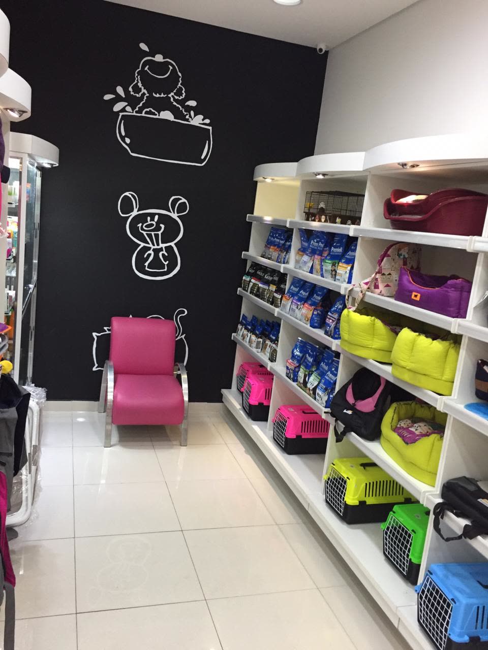 Por dentro da loja: caminhas, bolsas de transporte e a poltrona rosa