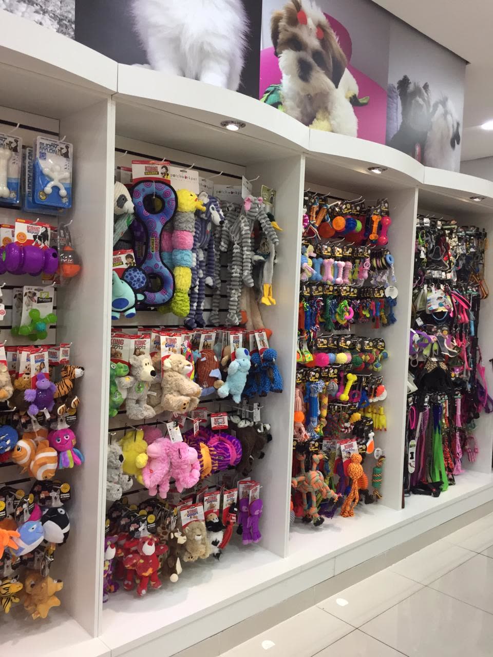Parede de brinquedos e acessórios
